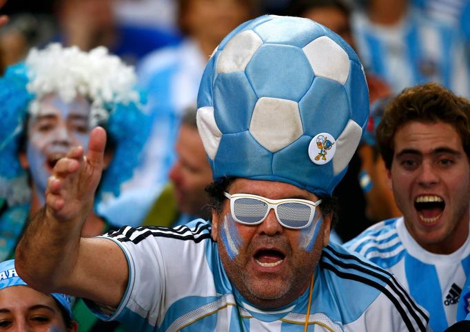 Argentina fans wait for the 2014 World Cup Group F soccer match between Argentina and Bosnia at the Maracana stadium in Rio de Janeiro, June 15, 2014. REUTERS/Tony Gentil