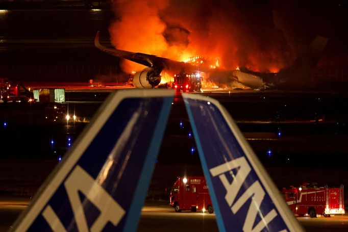 Airbus A350 na letišti Haneda v Tokiu zachvátil požár.