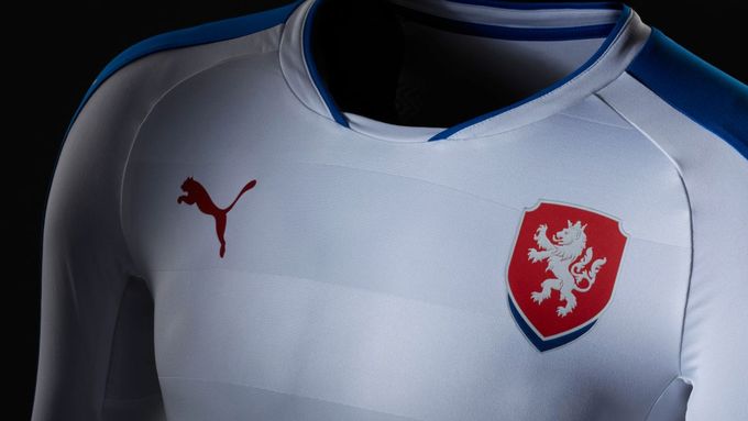 Česká reprezentace dnes představila také bílou variantu nových  dresů, v nichž nastoupí i na Euru 2016. Při té příležitosti si prohlédněte dresy "nároďáku", jak se měnily od prvního zápasu v roce 1994