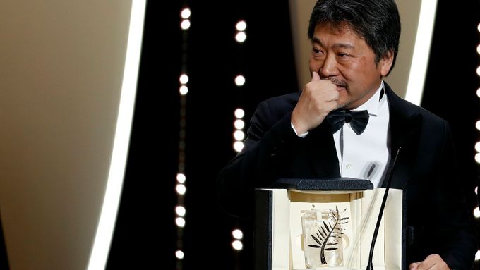 Hlavní hvězda večera, japonský režisér Hirokazu Kore'eda, s trofejí za film Shoplifters.