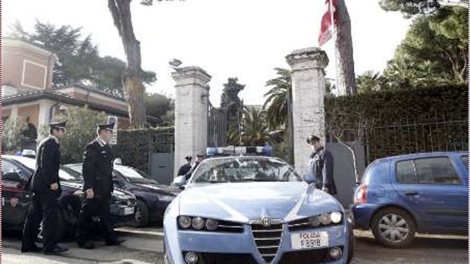 Policie hlídkuje před švýcarskou ambasádou v Římě, kde ve čtvrtek explodoval balíček s výbušninou