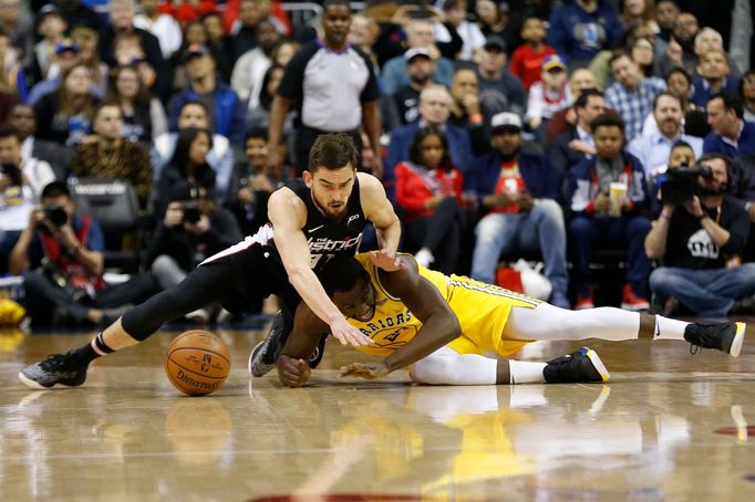 Tomáš Satoranský (v černém) v zápase proti Golden State