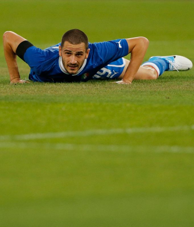 Ležící Leonardo Bonucci po pádu během přípravného utkání na Euro 2012 s Ruskem.