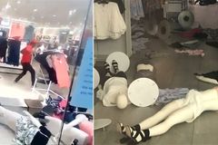 Video: Prodejny H&M v Jižní Africe zdemolovali aktivisté, vadí jim rasistická reklama