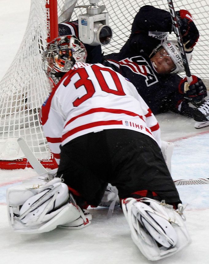 Ryan Lasch leží v bráně Cama Warda v utkání MS v hokeji 2012 USA - Kanada.