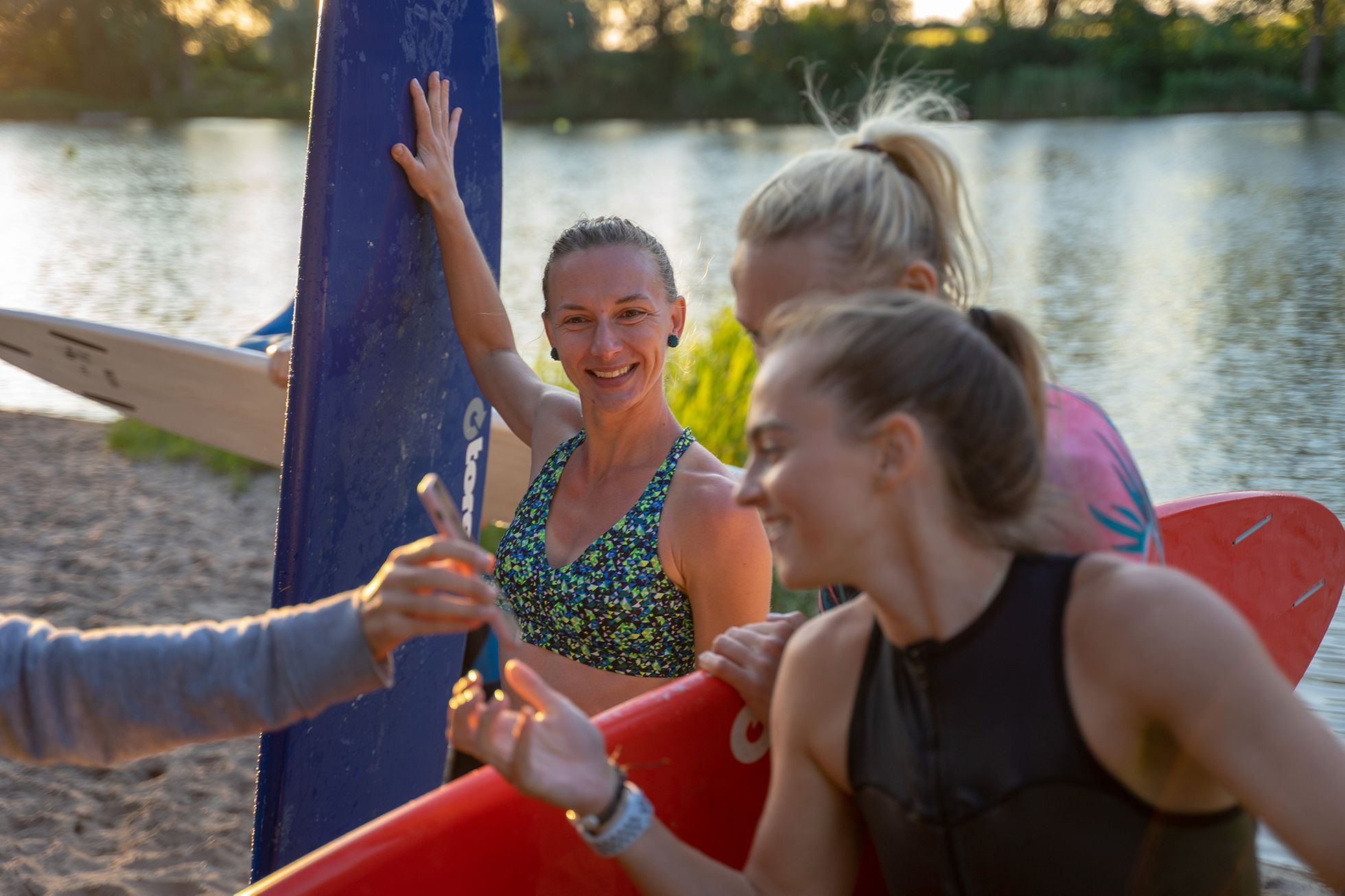 Surfaři místo na Bali trénují na českém rybníce