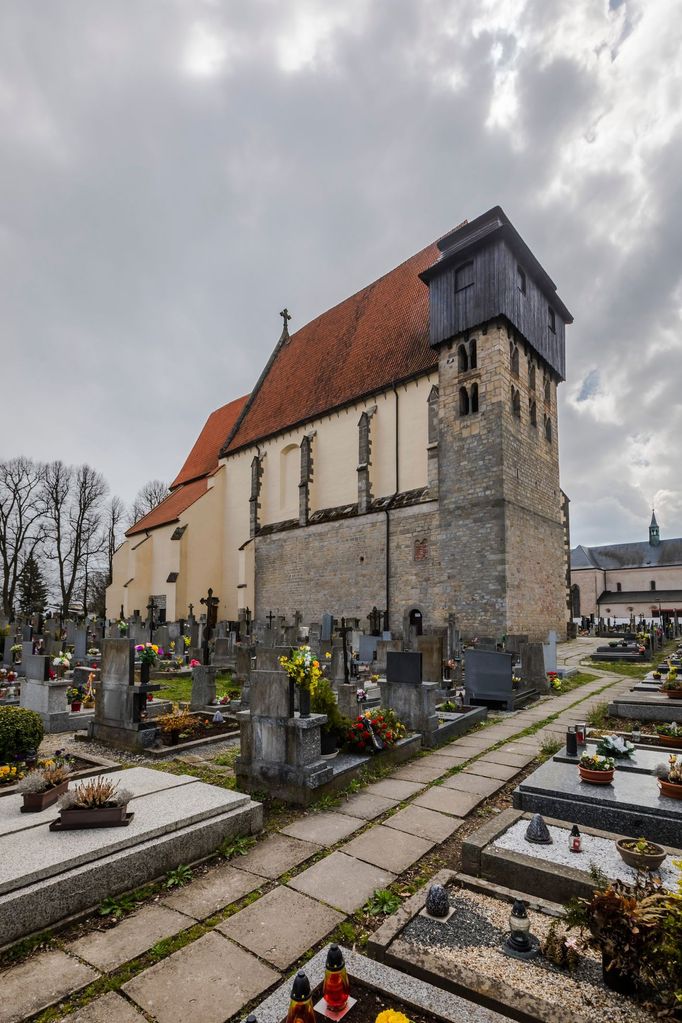 Pohled na kostel svatého Jiljí, kde byly objeveny zcela zachovalé části původní výzdoby