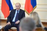 Ruští politici se nedokážou shodnout. "Nejsou naši, jen mají podobné uniformy," tvrdí šéf Kremlu Vladimir Putin.