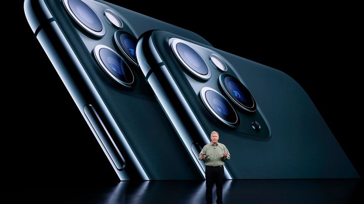 Na nejnovější iPhone pracují lidé v Mexiku 54 dní, Švýcaři jen pět. Češi si polepšili
