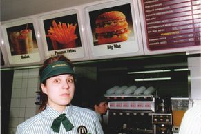 Celebrity, fronty na "číze" a příchod Západu. Před 30 lety v Česku otevřel McDonald's
