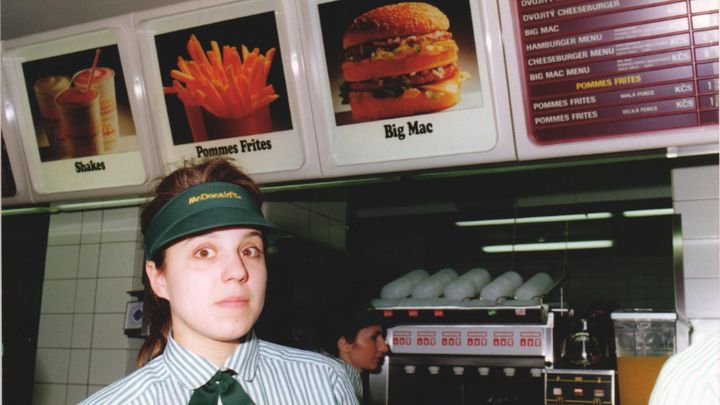 Celebrity, fronty na "číze" a příchod Západu. Před 30 lety v Česku otevřel McDonald's; Zdroj foto: McDonald's