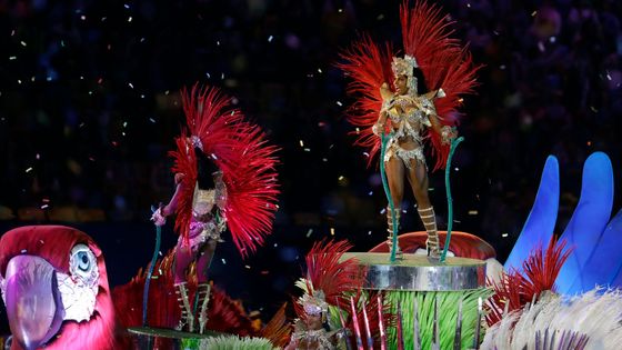 Tanečnice samby, monstrózní ohňostroje, přivítání Tokia. Tak se Rio loučilo s olympiádou