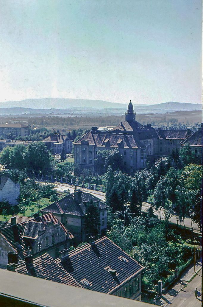 Nově postavené výškové panelové domy nabízejí dosud nevídané rozhledy – tenhle je na nemocnici a její věžičku. Září 1964.