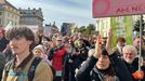 Demonstrace proti Petru Macinkovi na Hradčanském náměstí.