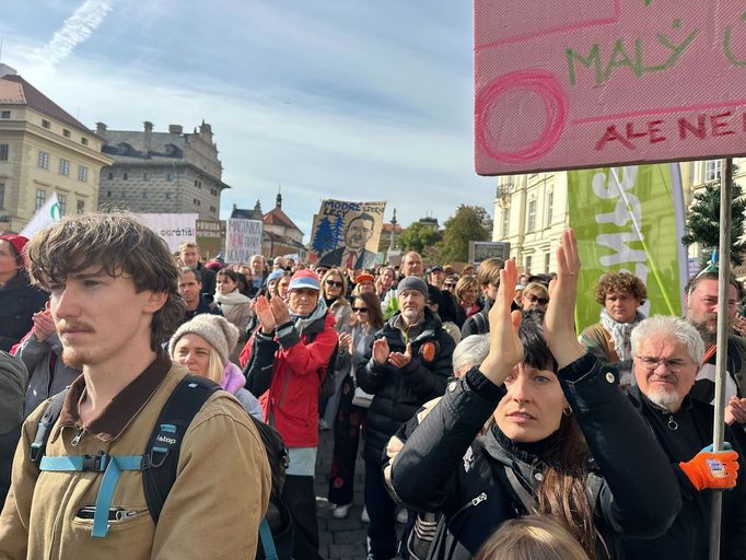 Demonstrace proti Petru Macinkovi na Hradčanském náměstí.