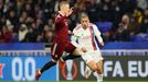 Islam Slimani a Filip Panák v zápase EL Lyon - Sparta