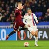 Islam Slimani a Filip Panák v zápase EL Lyon - Sparta