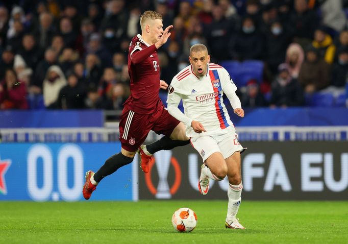 Islam Slimani a Filip Panák v zápase EL Lyon - Sparta