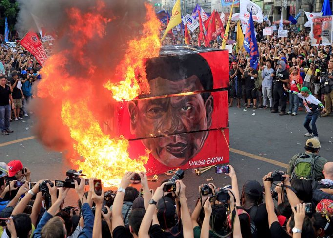 Tisíce Filipínců protestovaly proti brutální politice Rodriga Duterteho.