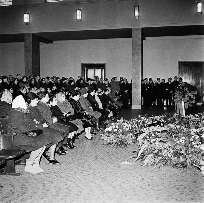 Záběr z pohřbu některých obětí havárie bulharského letadla TABSO Flight 101, který se uskutečnil v Praze 10. 12. 1966