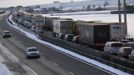 Cars and lorries are blocked near Cambrai on the A2 motorway from Paris to Brussels after a decision by French authorities to halt lorry traffic before the junction with the A1 motorway after a snowfall, gusting winds and freezing temperatures, March 12, 2013. REUTERS/Pascal Rossignol (FRANCE - Tags: ENVIRONMENT TRANSPORT) Published: Bře. 12, 2013, 6:17 odp.