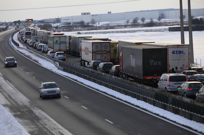 Cars and lorries are blocked near Cambrai on the A2 motorway from Paris to Brussels after a decision by French authorities to halt lorry traffic before the junction with the A1 motorway after a snowfall, gusting winds and freezing temperatures, March 12, 2013. REUTERS/Pascal Rossignol (FRANCE - Tags: ENVIRONMENT TRANSPORT) Published: Bře. 12, 2013, 6:17 odp.