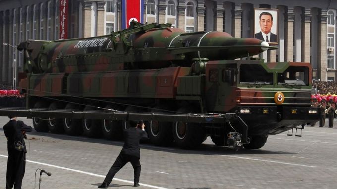 Rakety na vojenské přehlídce v Pchjongjangu.