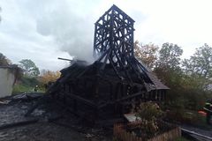Za požár kostela v zahradě Kinských může žhářství či nedbalost, policie hledá svědky