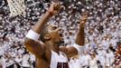 Basketbalista Chris Bosh z Miami slaví titul v play-off NBA 2012.