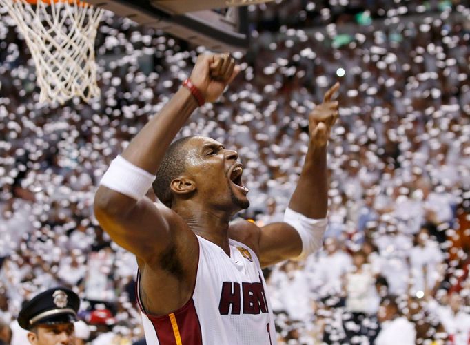 Basketbalista Chris Bosh z Miami slaví titul v play-off NBA 2012.