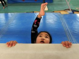 Týrání holčiček: Gymnastika bolí, a v Číně dvojnásobně!