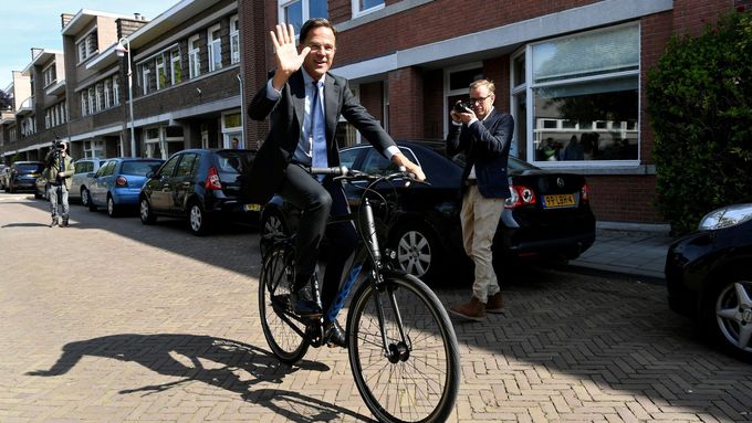 Nizozemský premiér Mark Rutte vhodil svůj hlas a odjíždí z volební místnosti v Haagu. Jeho strana podle odhadů překvapivě skončila až na druhém místě.