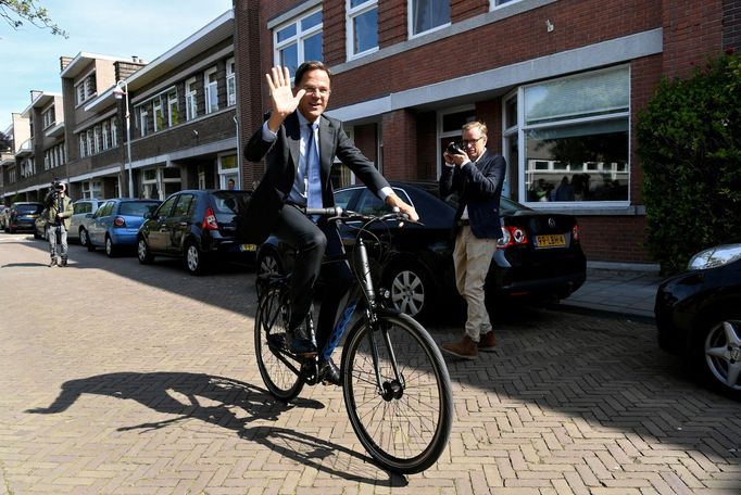 Nizozemský premiér Mark Rutte vhodil svůj hlas a odjíždí z volební místnosti v Haagu. Jeho strana podle odhadů překvapivě skončila až na druhém místě.