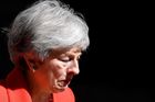 Britská premiérka Theresa Mayová při oznámení rezignace jen těžko zadržovala slzy.
