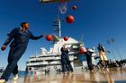 Na palubě americké bojové lodi U.S.S. Yorktown se uskutečnilo tzv. Carrier Classic college basketball game, což je exhibiční turnaj amerických univerzit. Vy se můžete díky naší fotogalerii podívat na unikátní fotografie z paluby této lodi.