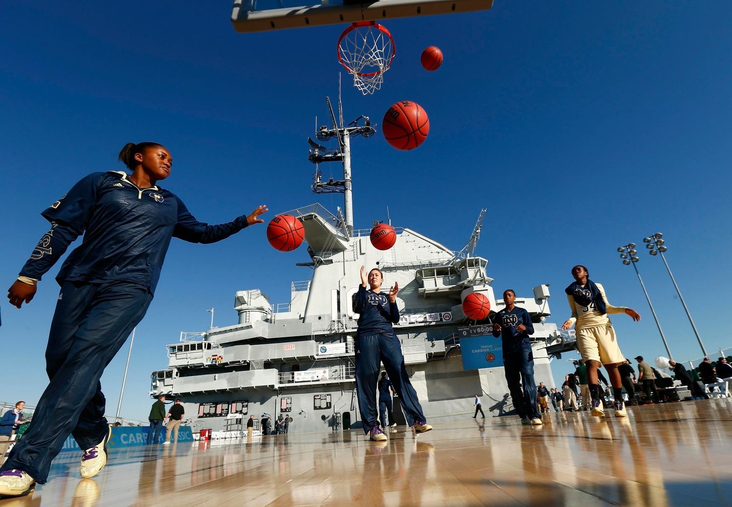 Basketbalisté amerických týmů hrají zápasy na palubě lodi U.S.S. Yorktown v Cherlestonu