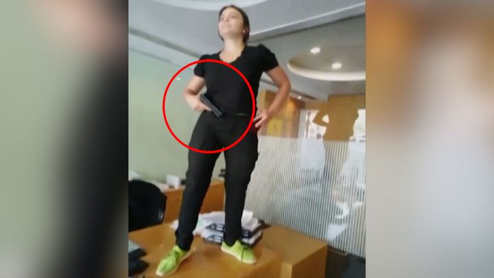 Žena "ukradla" bance vlastní úspory. Ve zhrouceném státu přibývá podobných případů; Zdroj foto: Reuters