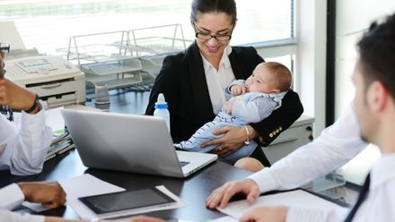 Kolegové vodí do práce ukazovat dítě. Musíte se přemoci a přetvařovat se