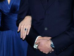 Předmět doličný: tento prsten měla při zásnubách na ruce i Williamova matka, lady Diana