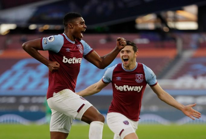 Ben Johnson a Aaron Cresswell slaví vyrovnávací branku v síti Brightonu