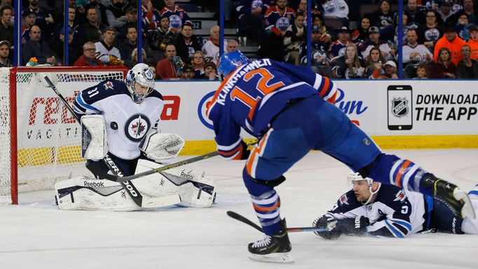 NHL: Winnipeg - Edmonton: Ondřej Pavelec (31) - Rob Klinkhammer (12)