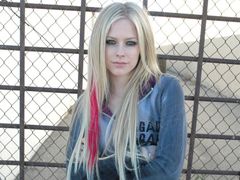 Svůj hlas připojila i Kanaďanka Avril Lavigne