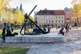 Jsme v Lublani, v hlavním městě Slovinska, které má něco přes 300 tisíc obyvatel. Minule jsme se věnovali tamnímu systému cyklostezek a nemohli jsme si tak nevšimnout, že i veřejné prostory jsou zde v perfektním stavu. A na ty se v této reportáži zaměříme.
