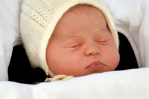 Dcera prince Williama a Catherine po porodu 2. května 2015