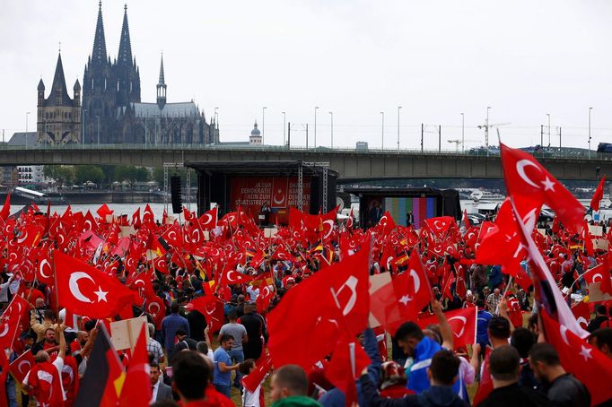 Demonstrace v Kolíně nad Rýnem na podporu tureckého prezidenta Recepa Erdogana