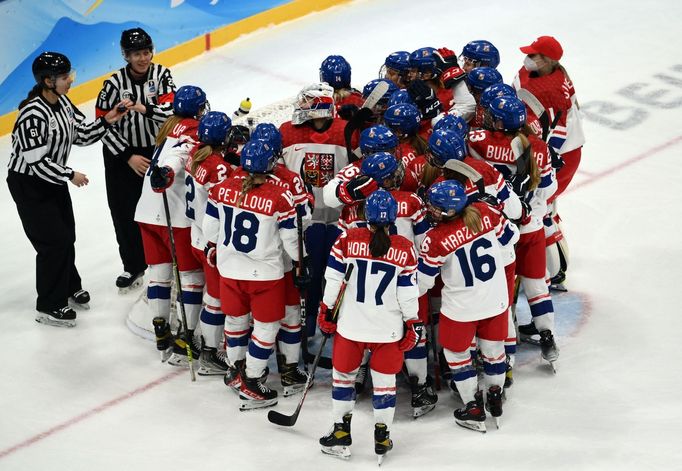 České hokejistky slaví vítězství nad Švédskem na olympiádě v Pekingu 2022