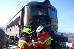 Vlak na přejezdu tlačil auto 400 metrů. Řidič nepřežil