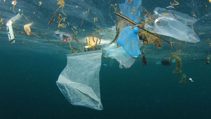 Nápad studenta, jak vyčistit oceány od plastů, se stal skutečností