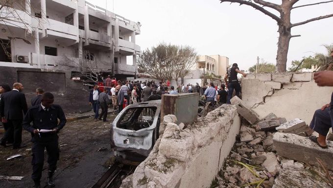 Libyí zmítají boje s islámskými extremisty. Na obrázku je okolí francouzské ambasády, kde došlo k útoku.