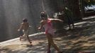 Children cool off by running through water sprinklers during a hot day in New York, August 4, 2012. Temperatures are expected to reach about 93 degrees Fahrenheit (34 Celcius) today in New York. REUTERS/Andrew Burton (UNITED STATES - Tags: ENVIRONMENT) Published: Srp. 4, 2012, 7:20 odp.